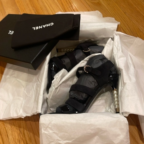 Chanel Interlocking CC Pearl heel sandals sz 39.5 - Picture 16 of 16